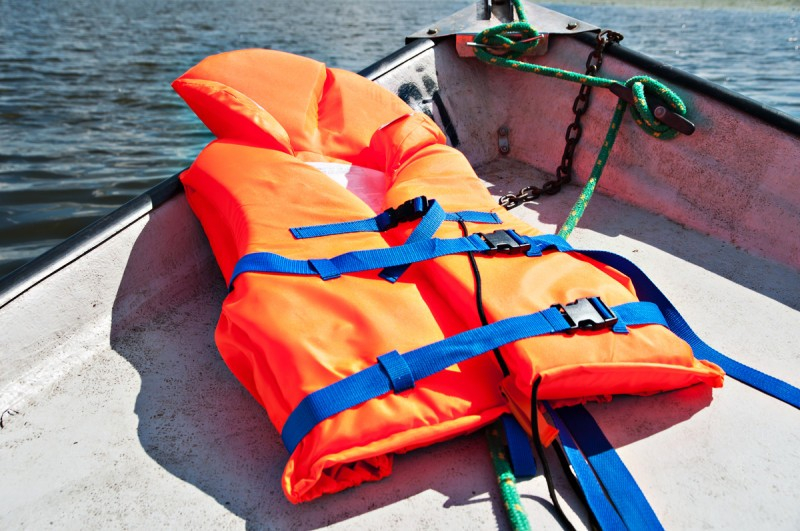 Можно ли не надевать спасжилет на лодке до 100 кг весом: Ответ ГИМС